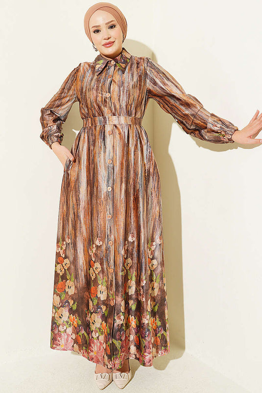 Camelfarbige Samtkleid Mit Knöpfen Und Muster