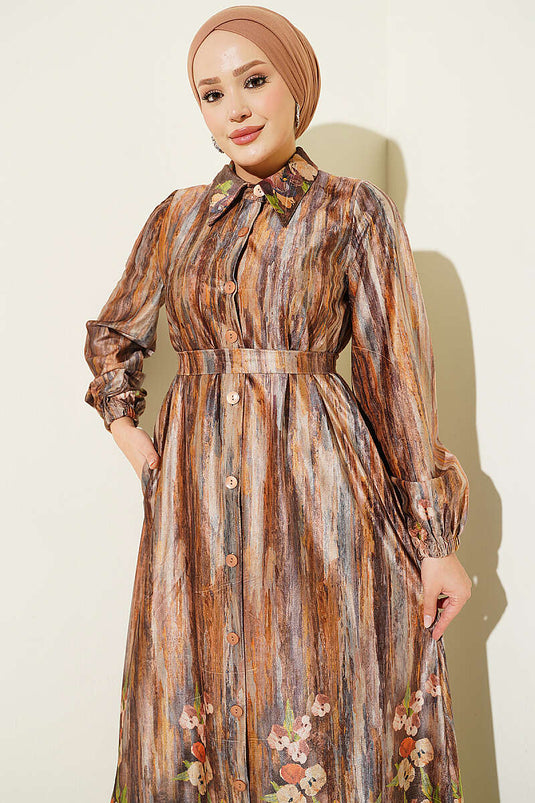 Camelfarbige Samtkleid Mit Knöpfen Und Muster
