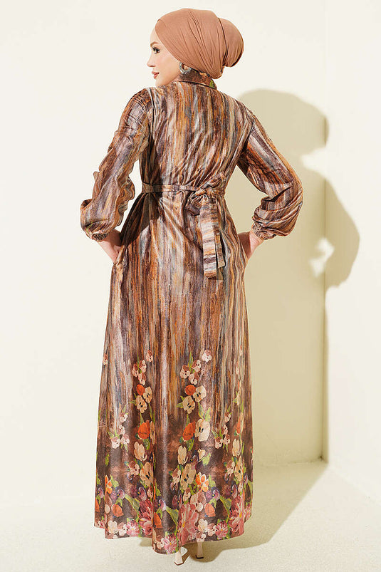 Camelfarbige Samtkleid Mit Knöpfen Und Muster