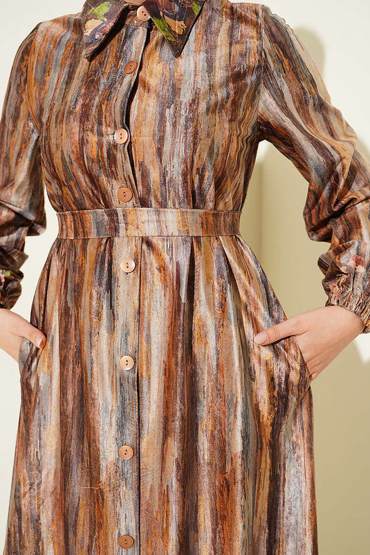 Camelfarbige Samtkleid Mit Knöpfen Und Muster