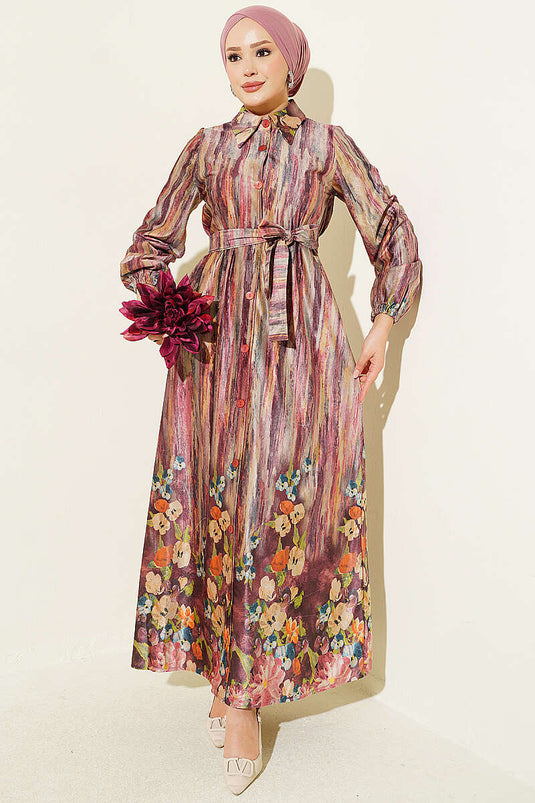 Samtkleid Mit Knöpfen Und Muster In Rosenholz