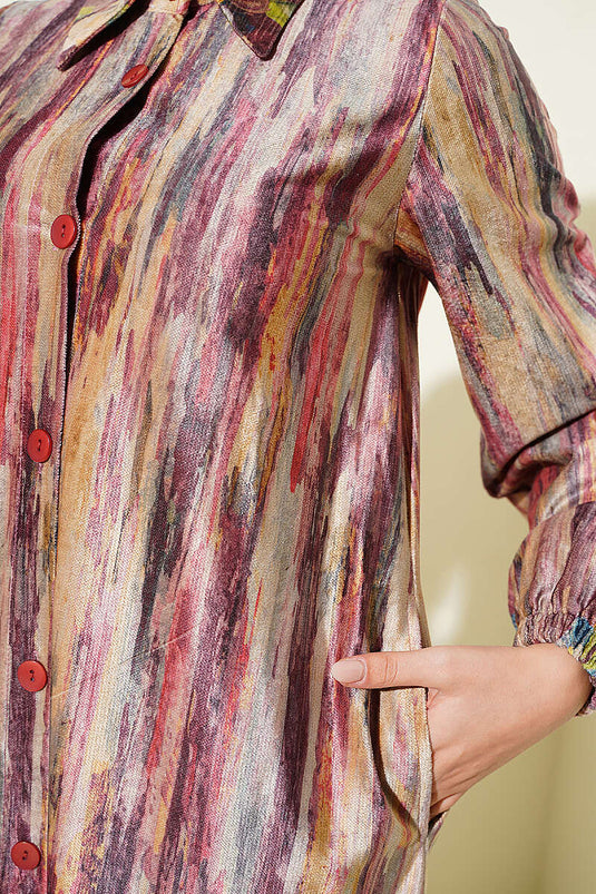 Samtkleid Mit Knöpfen Und Muster In Rosenholz