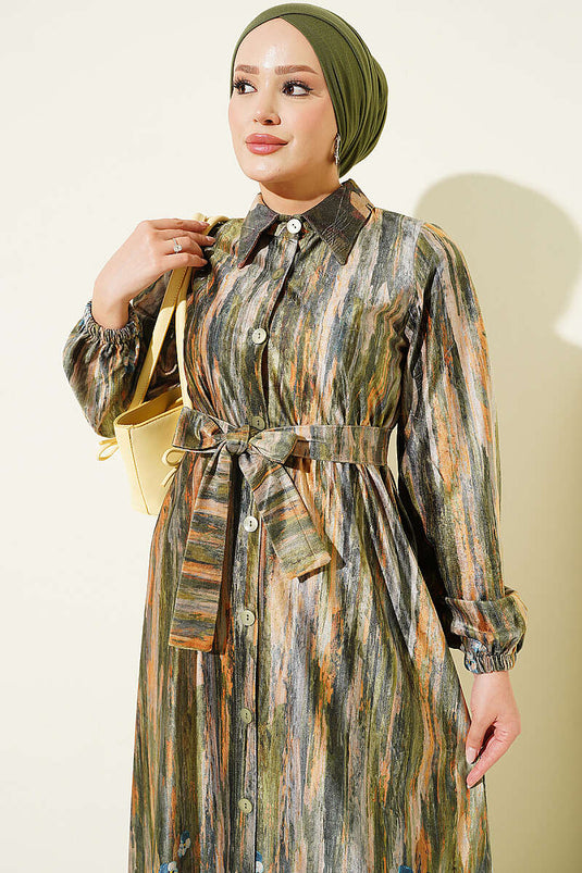 Grünes Samt-Kleid Mit Mustern Und Knöpfen