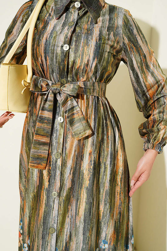 Grünes Samt-Kleid Mit Mustern Und Knöpfen