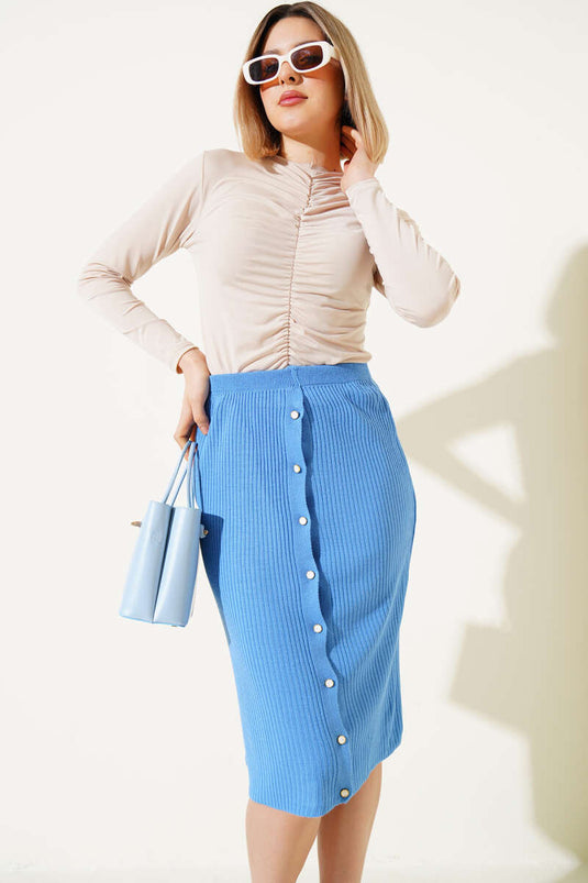 تنورة ميدي محبوكة بأزرار ومضلعة باللون النيلي