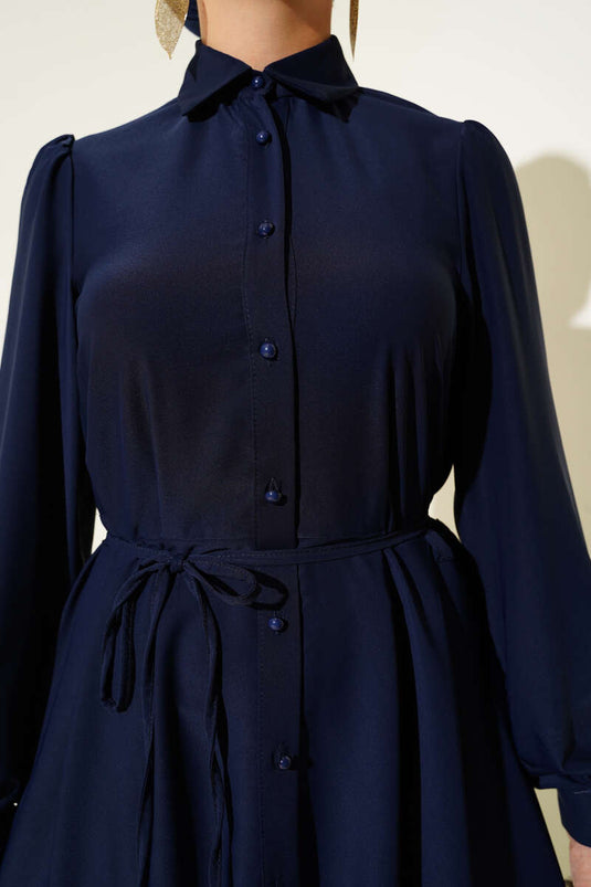 فستان أزرق داكن بحزام من الحبل وأزرار