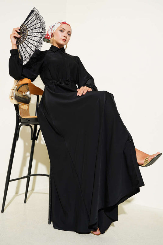 Zwarte jurk met knoopjes en riem