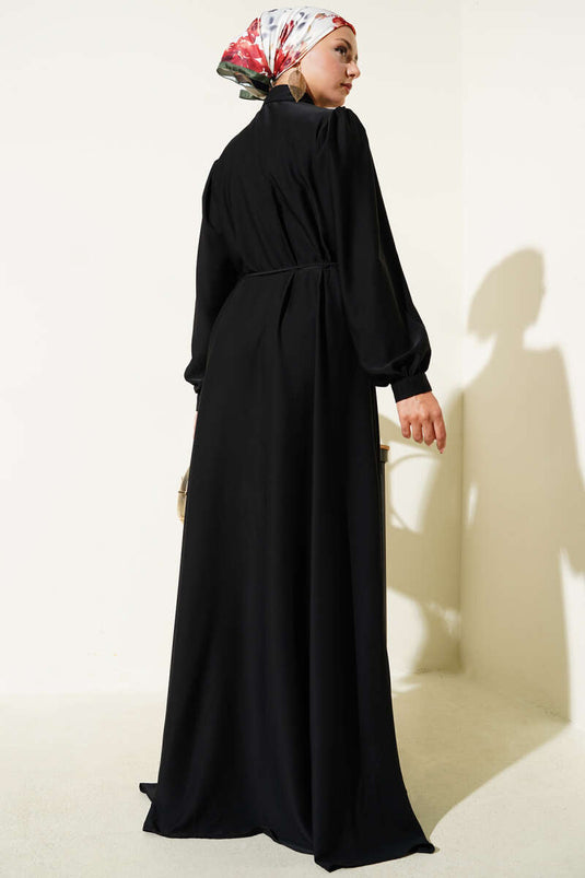 Zwarte jurk met knoopjes en riem