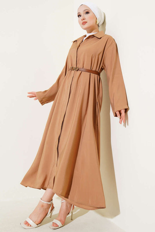 فستان أساسي بأزرار وحزام باللون الجمل