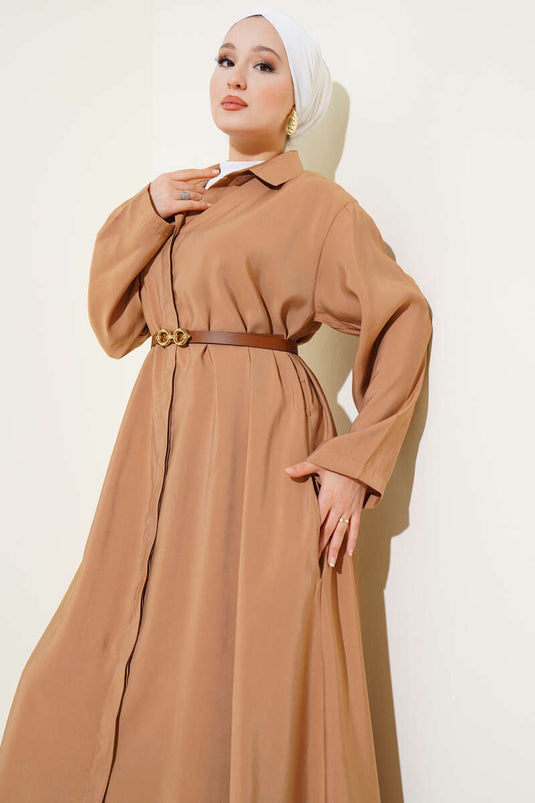 فستان أساسي بأزرار وحزام باللون الجمل