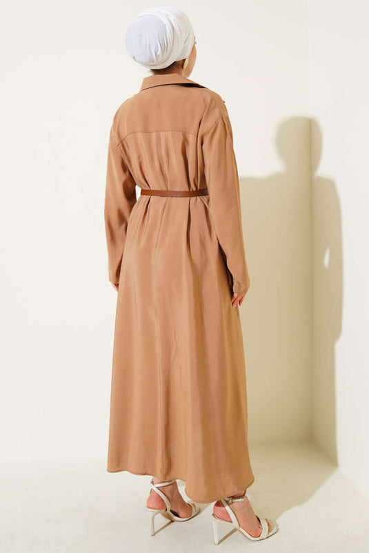 فستان أساسي بأزرار وحزام باللون الجمل