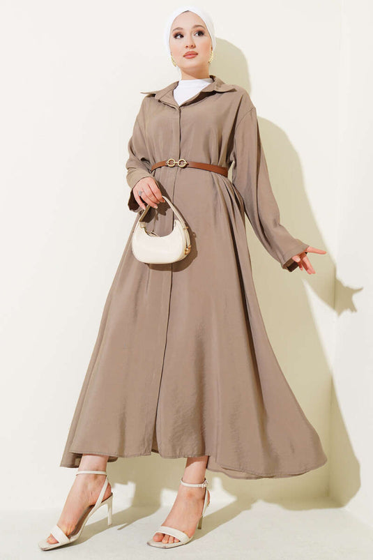 فستان أساسي بأزرار وحزام من فرو المنك