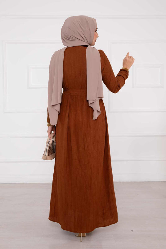 فستان بني بأكمام مرنة وأزرار