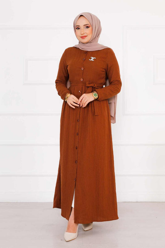 فستان بني بأكمام مرنة وأزرار