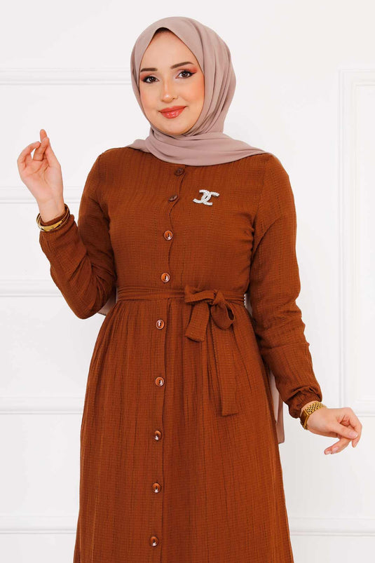 فستان بني بأكمام مرنة وأزرار