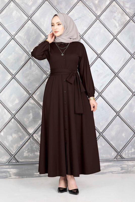 Robe hijab marron boutonnée et ceinturée