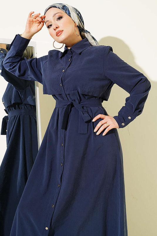 Kleid mit durchgehender Knopfleiste, Gürtel und Teilungsdetails in Marineblau