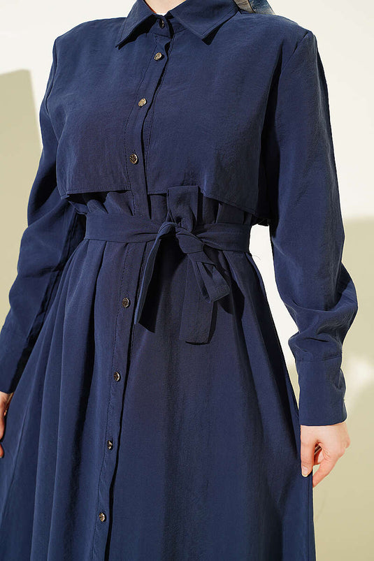 Kleid mit durchgehender Knopfleiste, Gürtel und Teilungsdetails in Marineblau