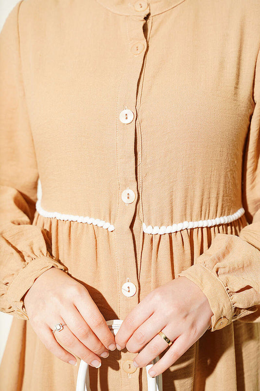Robe Camel À Boutons Et Pompons