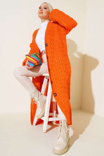 Gilet long orange en maille panier avec boutons sur toute la longueur