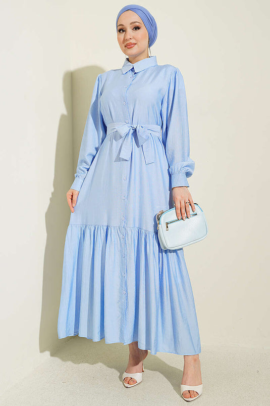 Robe bleue boutonnée intégrale avec volant et ceinture