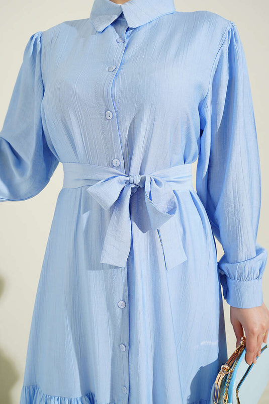 Robe bleue boutonnée intégrale avec volant et ceinture