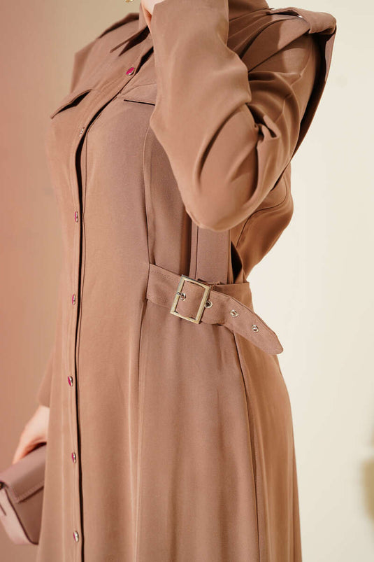 Robe en tensel avec boutons sur toute la longueur et ceinture latérale couleur latte
