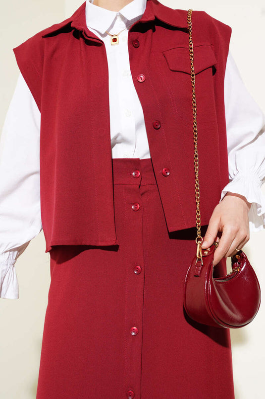 Ensemble deux pièces bordeaux : gilet et jupe boutonnés