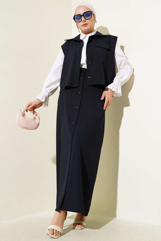 Ensemble deux pièces bleu marine composé d'un gilet boutonné et d'une jupe
