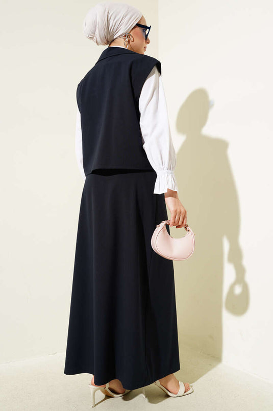 Ensemble deux pièces bleu marine composé d'un gilet boutonné et d'une jupe