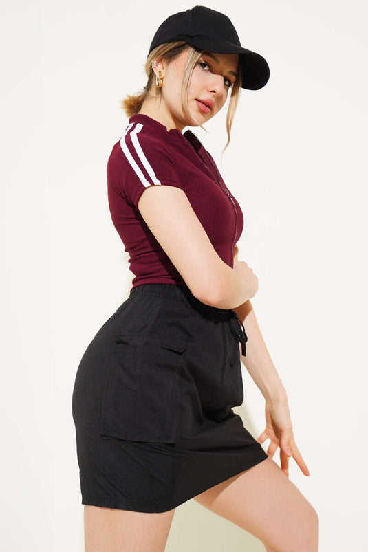 Haut court rayé bordeaux à fermeture éclair sur l'épaule