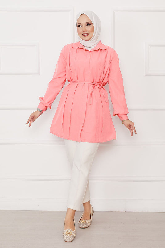 قميص محتشم بتفاصيل طيات وأزرار مخفية من الأمام بلون السلمون