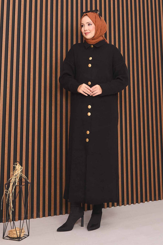 Gilet en maille noire avec hijab et boutons dorés.