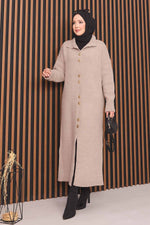 Gilet en maille avec hijab en vison et boutons dorés.
