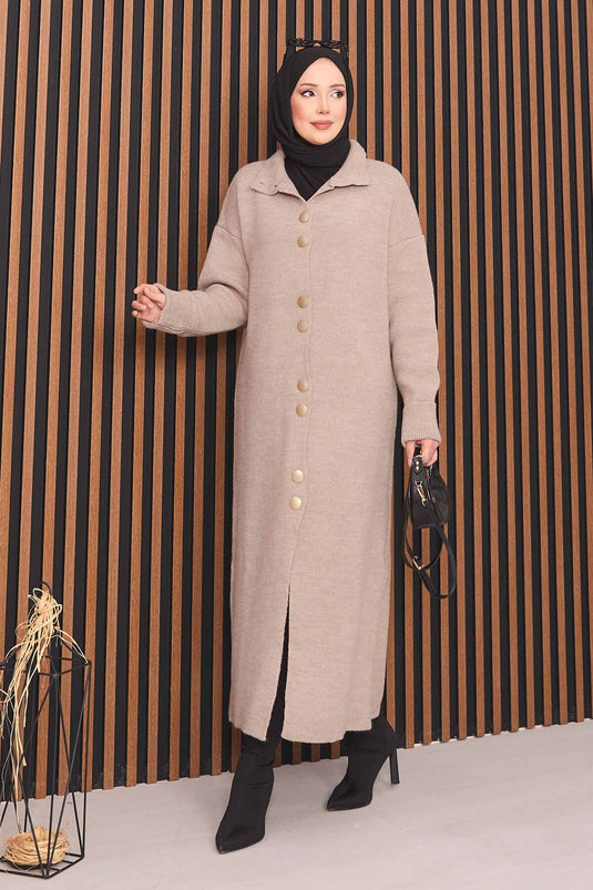 Gilet en maille avec hijab en vison et boutons dorés.