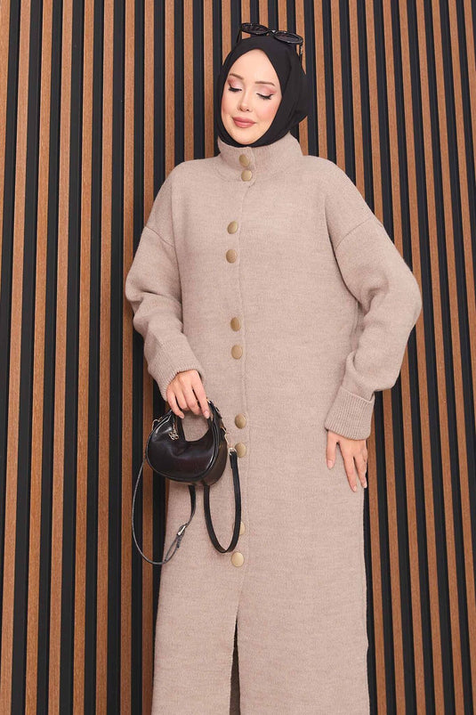 Gilet en maille avec hijab en vison et boutons dorés.