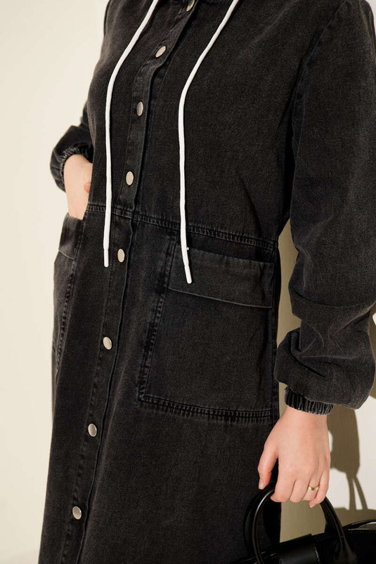 Robe en jean anthracite à capuche et boutons métalliques sur le devant