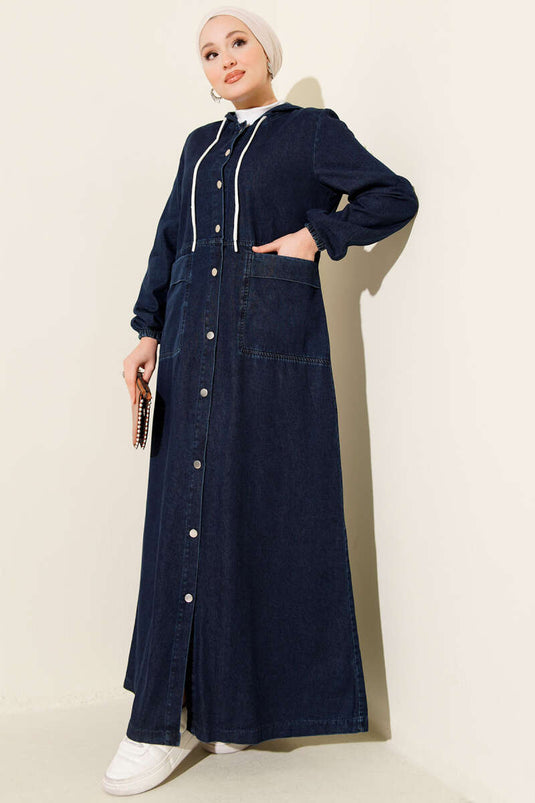 Robe en jean bleu marine à capuche et boutons métalliques