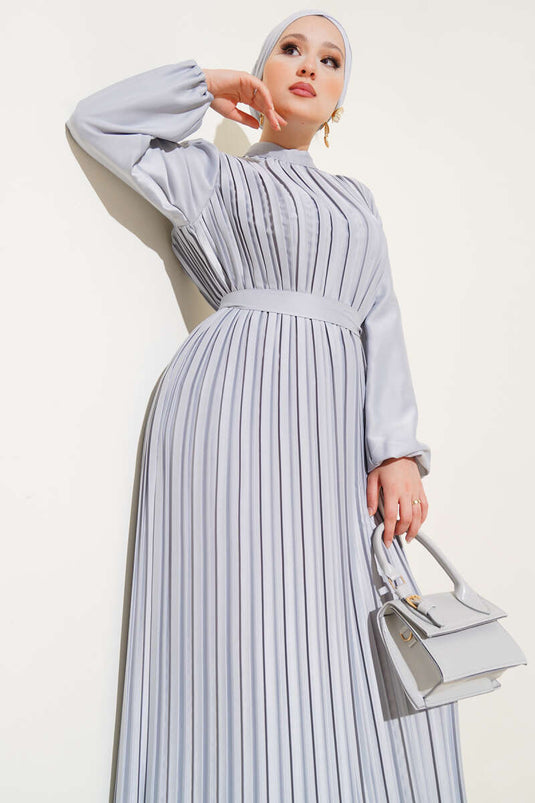 Robe plissée en satin gris