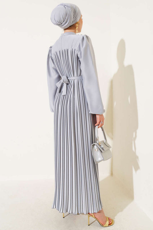 Robe plissée en satin gris