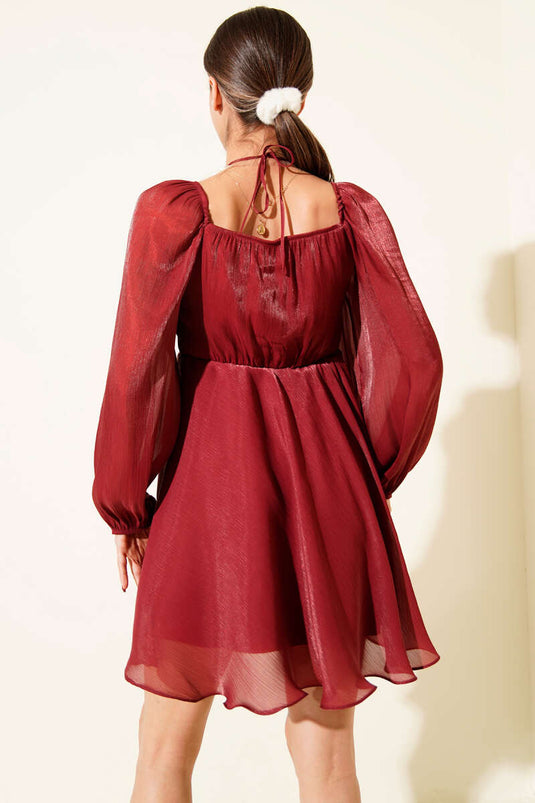 فستان قصير شيفون لامع برقبة مربوطة لون خمري