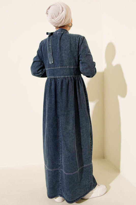 Robe en jean bleu avec décolleté