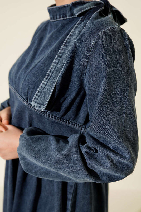 Robe en jean bleu avec décolleté