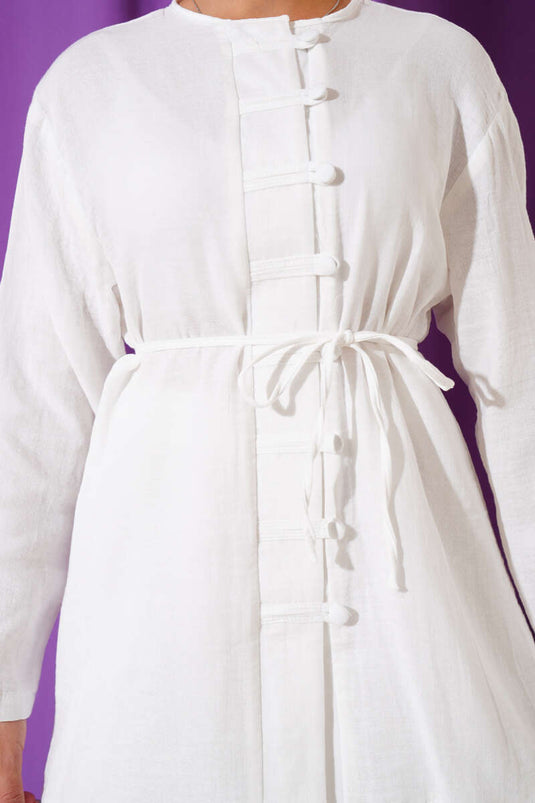 بدلة بريطانية مكونة من قطعتين مغطاة بأزرار باللون الأبيض