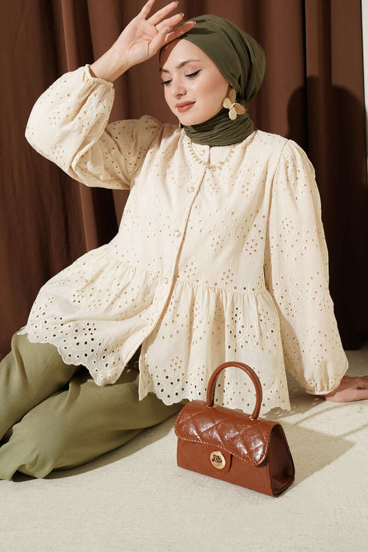 Camicia beige con bottoni Brit e pizzo ricamato