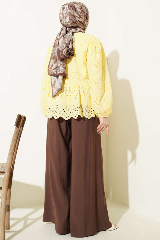 قميص أصفر بأزرار وتطريز بريت
