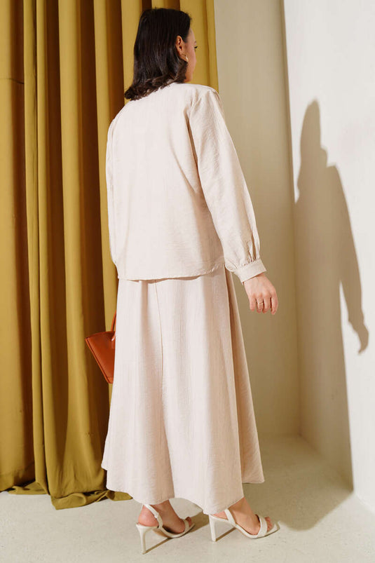 بدلة بريطانية من قطعتين بأزرار وتنورة باللون البيج