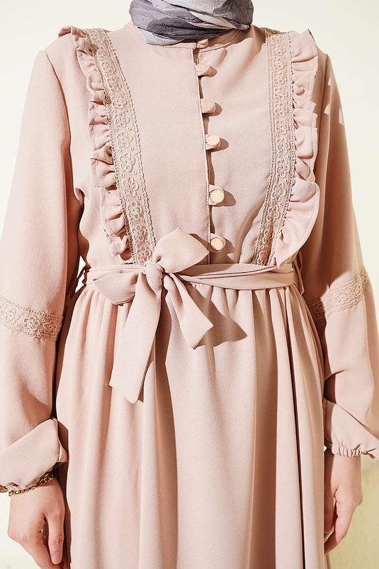 Vestito beige con bottoni Brit e dettagli in pizzo