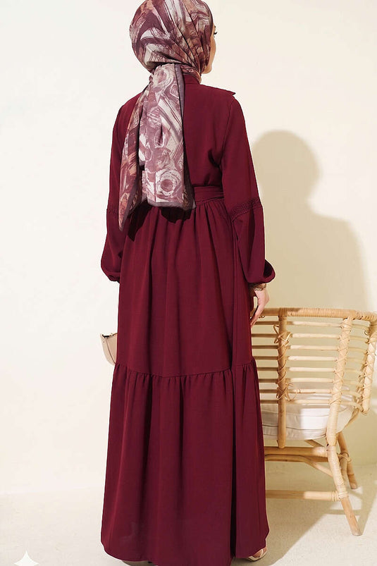 Robe Bordeaux avec Boutons Brit et Détails en Guipure