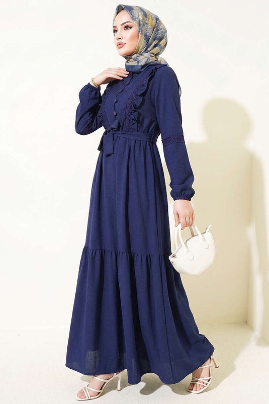 Robe bleu marine avec boutons Brit et détails en guipure